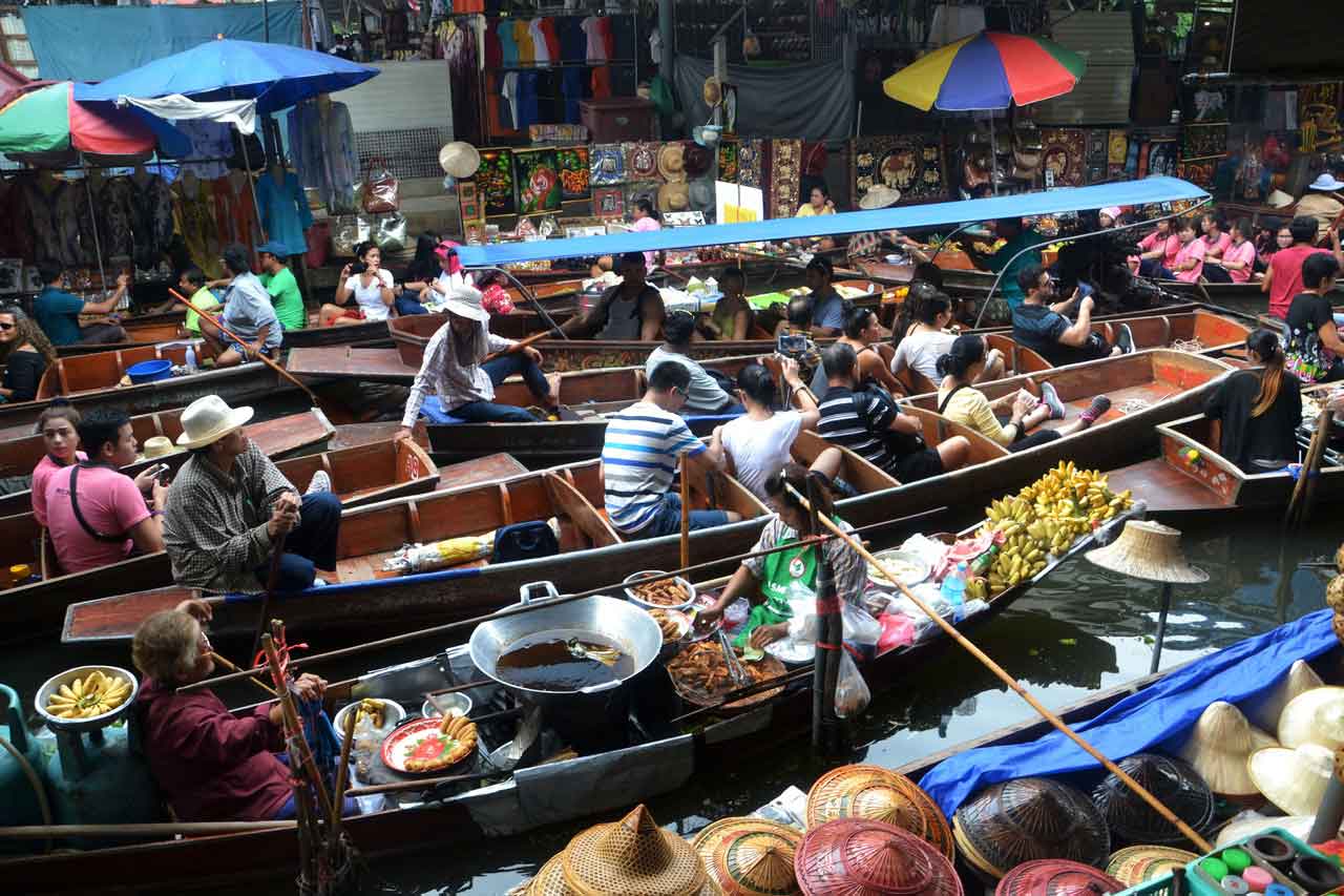 Have you seen this crowded Market in the Boats?