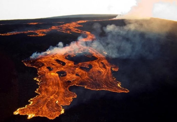<strong>MAUANA loa, maior vulcão ativo do planeta, entra em erupção no Havaí</strong>