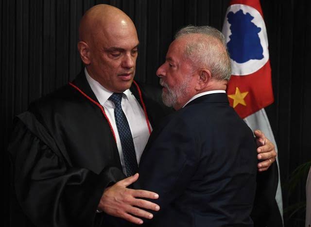 <strong>Moraes</strong><a rel="noreferrer noopener" href="https://www.blogdobg.com.br/lula-estuda-retorno-do-imposto-sindical-que-podera-pesar-r-4-bilhoes-no-bolso-dos-trabalhadores/" target="_blank"> antecipa cerimônia</a><strong> de diplomação de Lula</strong>