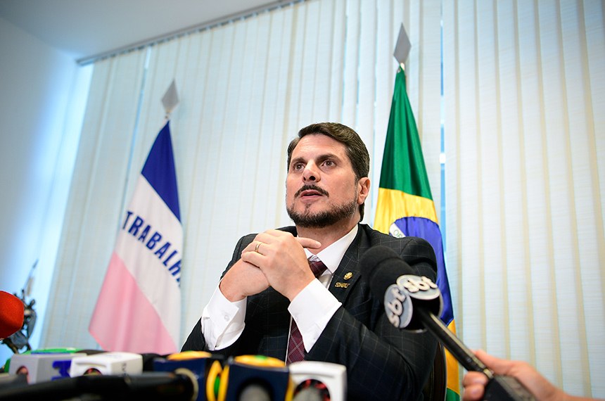 Marcos do Val desiste de renunciar ao mandato e muda versão sobre golpe