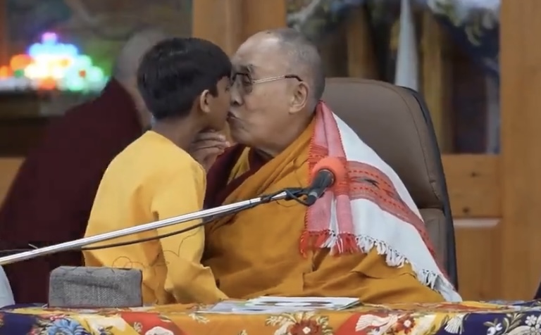 ABSURDO: Dalai Lama pede desculpas por pedir a menino para ‘chupar’ sua língua