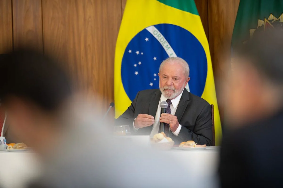 Lula anuncia aumento do salário mínimo e da isenção do IR em pronunciamento do 1º de maio