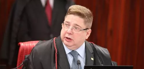Ministro Raul Araújo diverge do relator e vota contra a inelegibilidade do ex-presidente Jair Bolsonaro, assim ficando 1 a 1