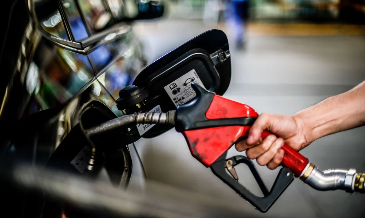Preço da gasolina cai pela 2ª semana consecutiva nos postos, informa ANP