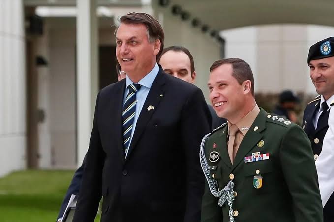 Cid diz à PF que Bolsonaro consultou militares sobre “minuta do golpe”