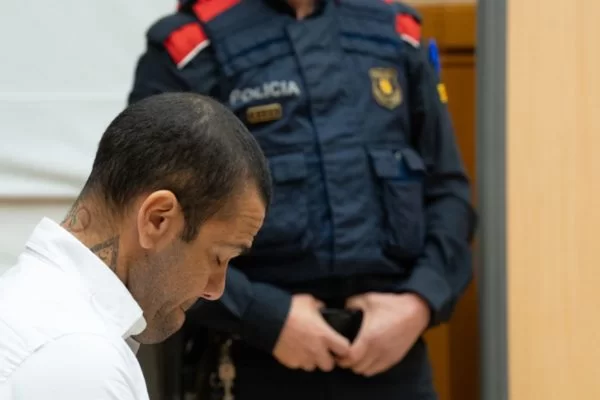 Condenado por estupro, Daniel Alves consegue liberdade provisória sob fiança de 1 milhão de euros