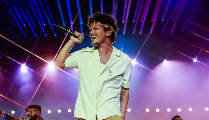 Bruno Mars lota arquibancadas em Curitiba, mas pista premium surpreende com baixa ocupação