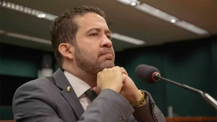 Deputado Janones começa a devolver valores ligados a esquema de rachadinha