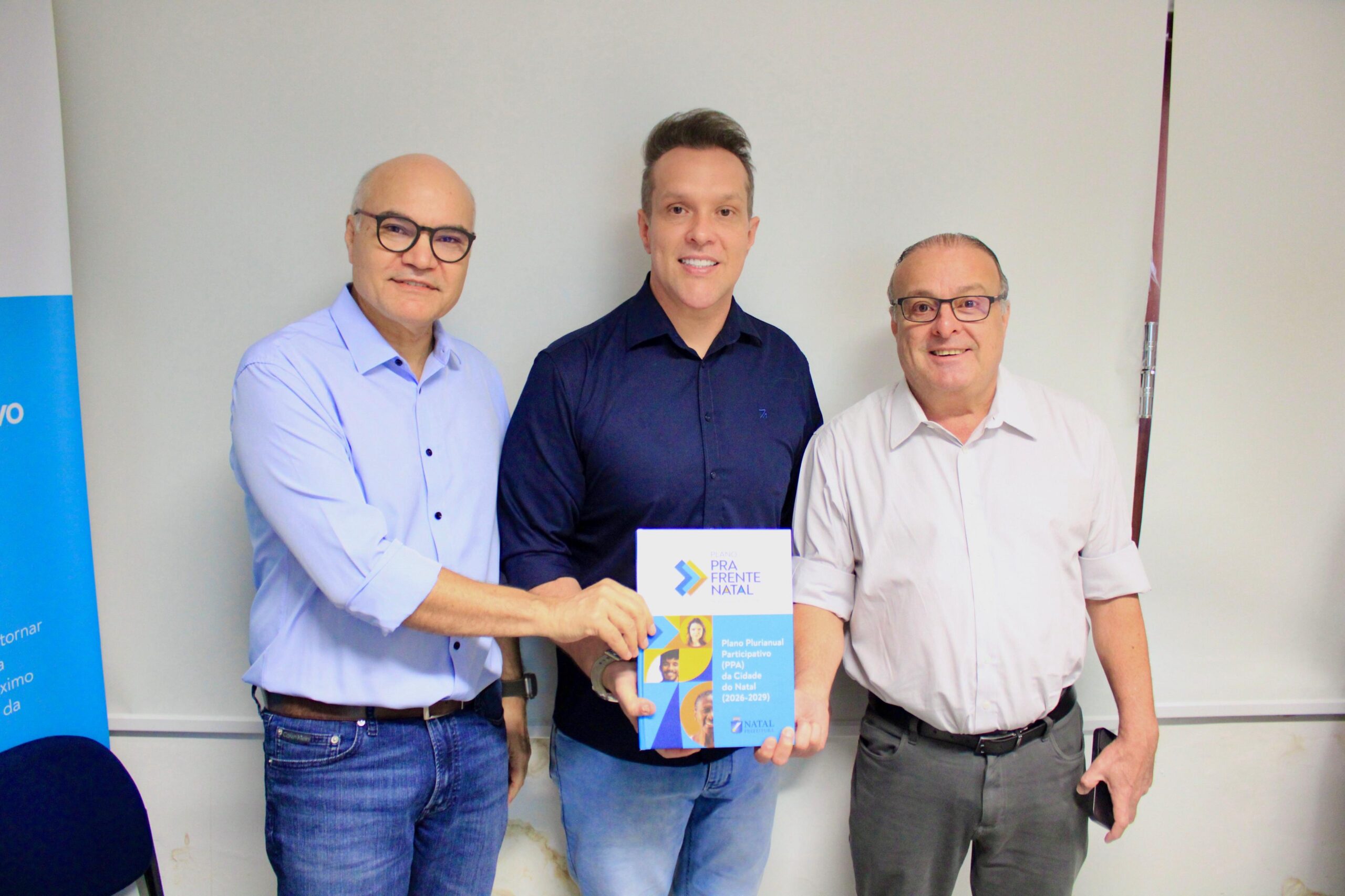 Prefeito de Natal, Paulinho Freire, entrega Plano Plurianual ao presidente da Câmara Municipal, Eriko Jácome
