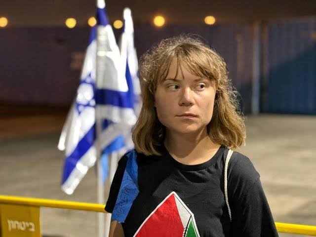 Baderneira Greta Thunberg é deportada de Israel após tentar chegar em Gaza de barco