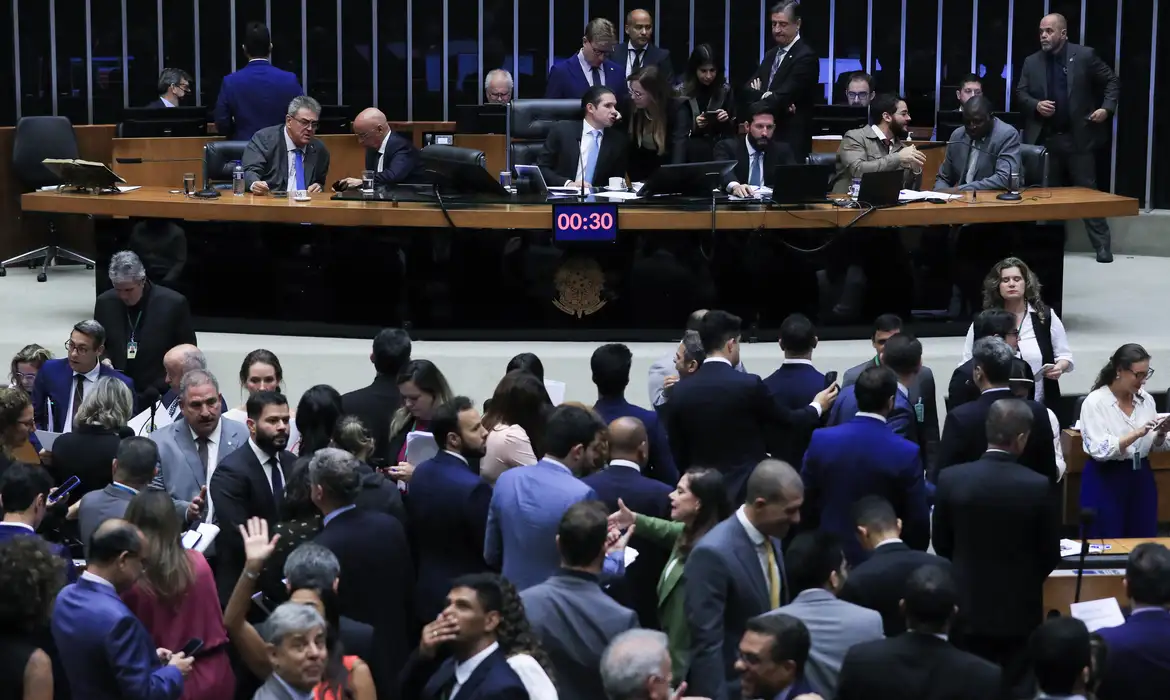 Câmara aprova urgência para anular alta do IOF e impõe derrota a Lula