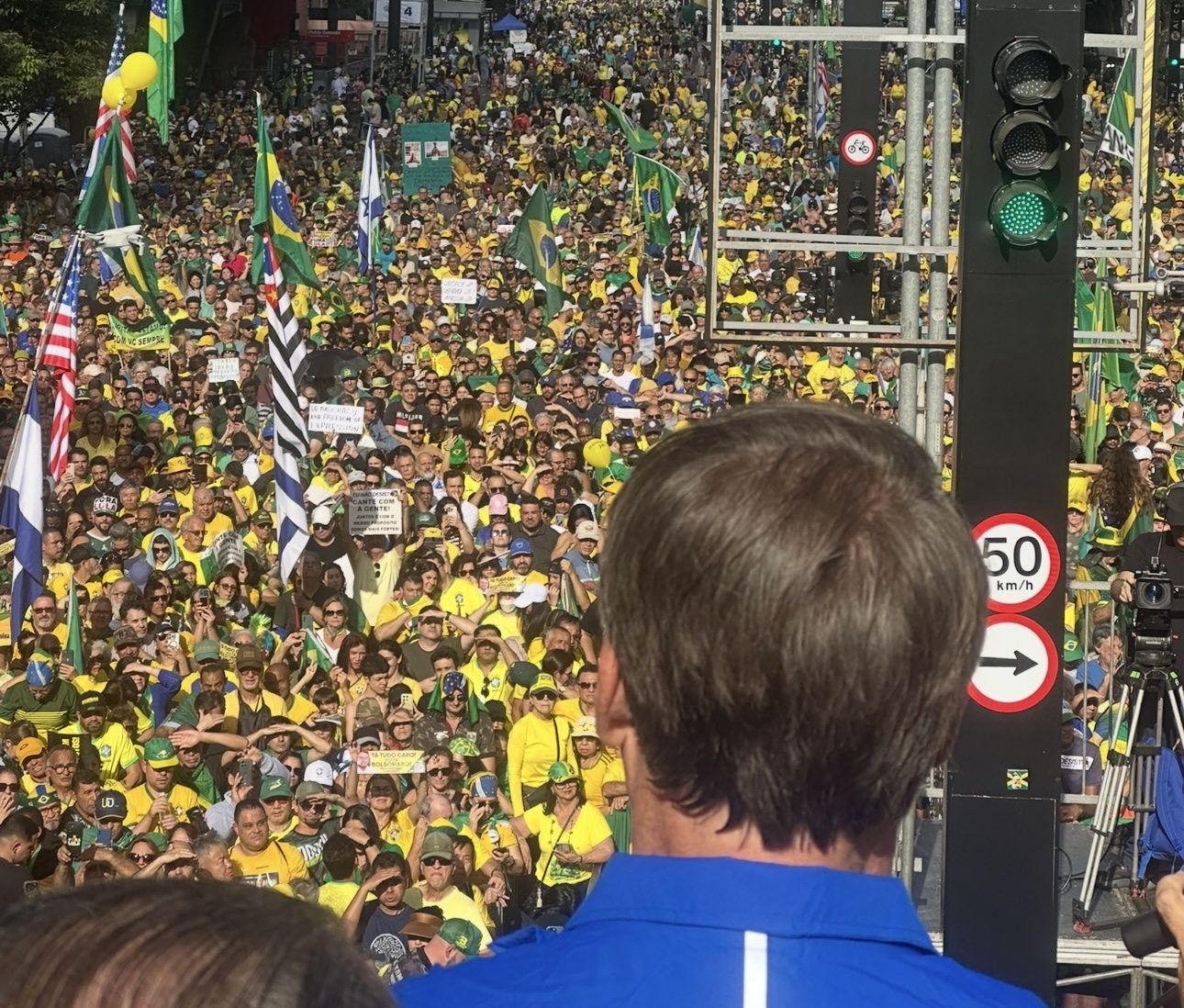 Bolsonaro reúne multidão na Avenida Paulista para pedir justiça e liberdade