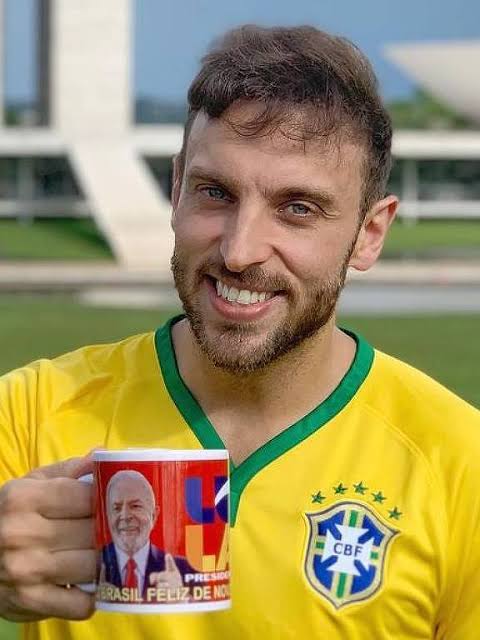 Humorista Léo Lins é condenado a 8 anos de prisão por fazer piadas