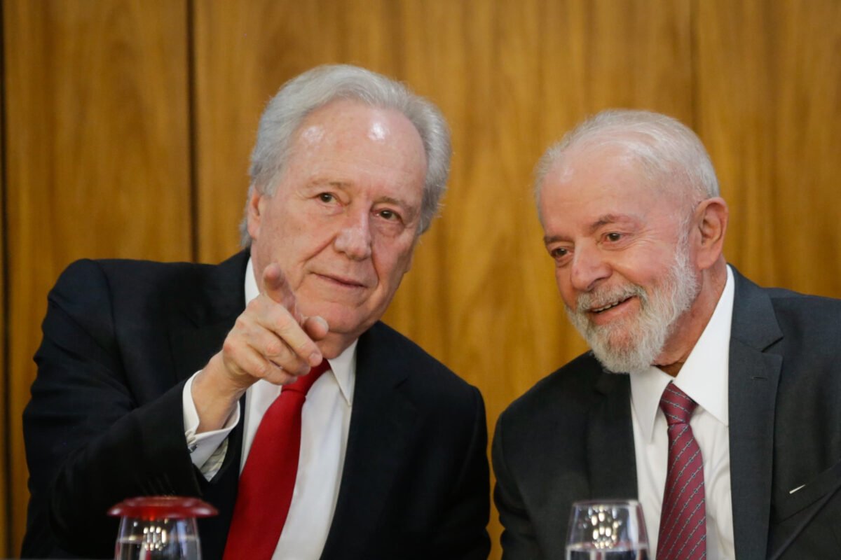 Ministro da Justiça manda PF investigar dona de casa que gritou “Lula ladrão” em SP