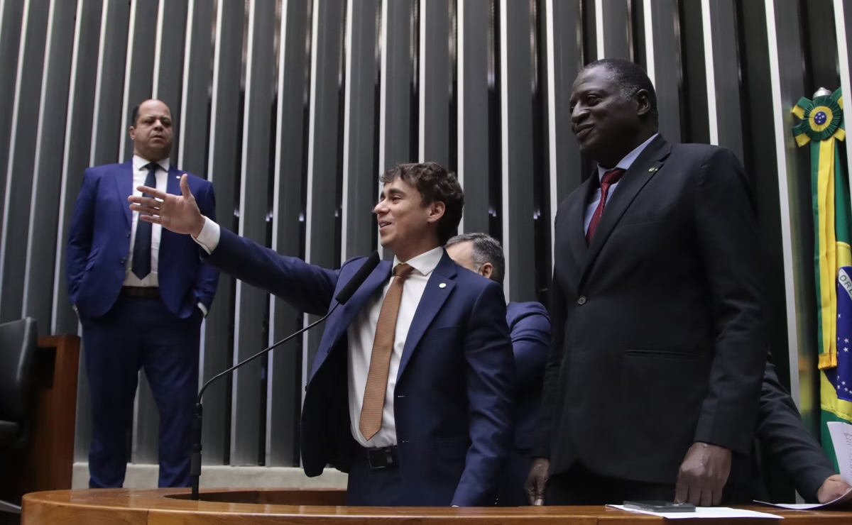 Janones da Rachadinha faz baderna durante discurso de Nikolas e diz que foi agredido