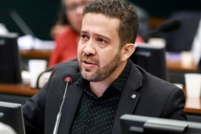 Janones diz ter sofrido lesão, mas imagens desmentem versão