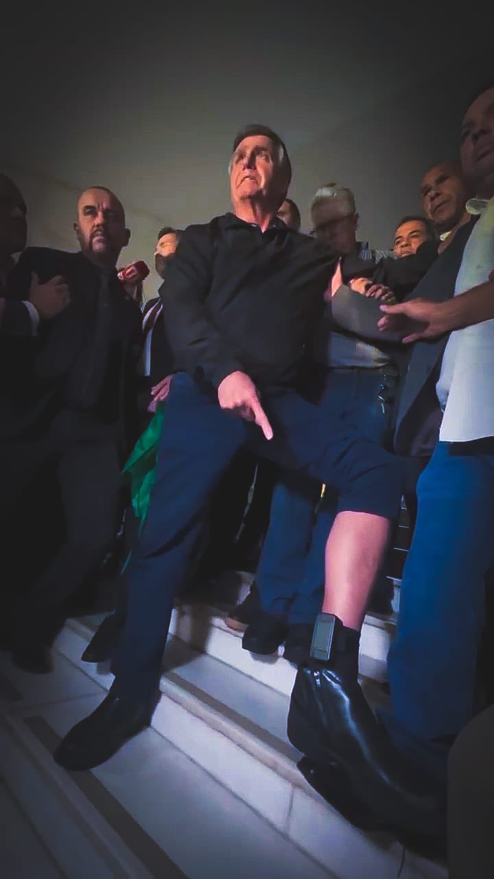 Moraes intima advogado de Bolsonaro e dá 24h para explicar suposto descumprimento de medida cautelar