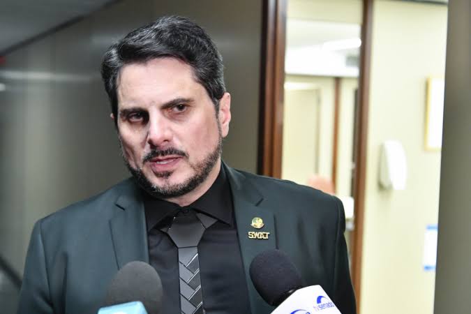 Marcos do Val ignora decisão de Moraes e embarca para os EUA com passaporte diplomático