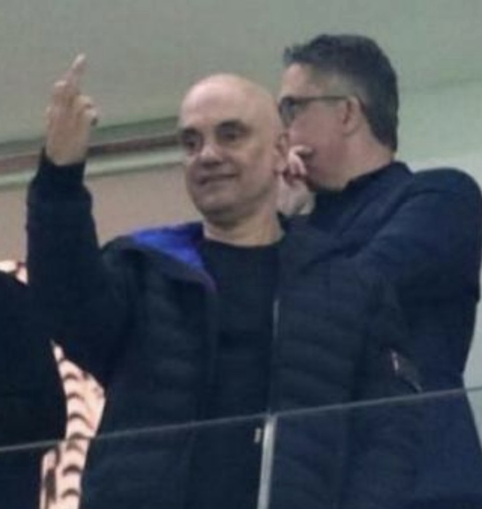 Após vaias, ministro Alexandre de Moraes reage com gesto obsceno em jogo do Corinthians