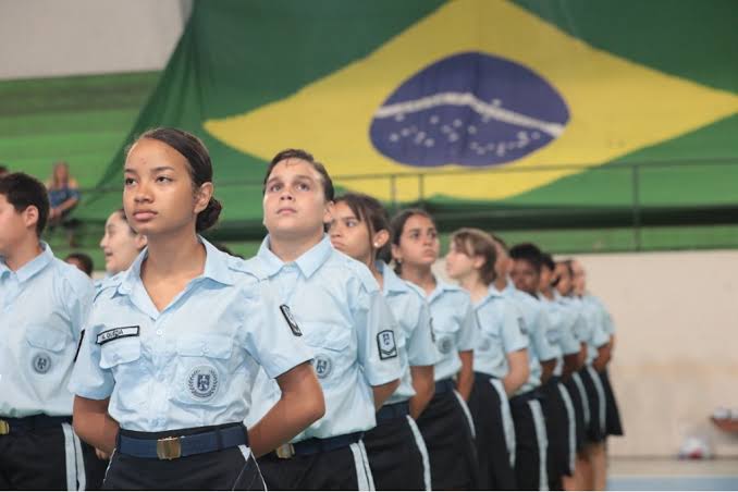 TCE suspende expansão de escolas cívico-militares em Minas Gerais, mas o modelo escolar tem excelentes resultados
