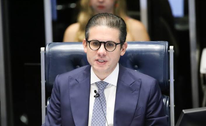 A serviço de Lula, Hugo Motta atropela deputados e aprova urgência de projeto que pode calar redes sociais sem aval da Justiça