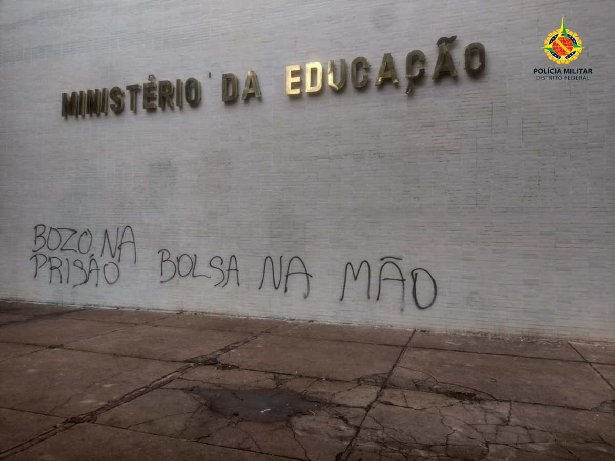 Débora pega 17 anos de prisão por passar batom, enquanto assessor de Erika Hilton paga R$ 300 e segue empregado na Câmara