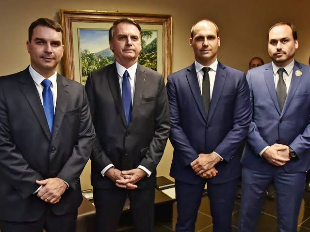 Moraes proíbe Jair Bolsonaro de receber visita dos filhos