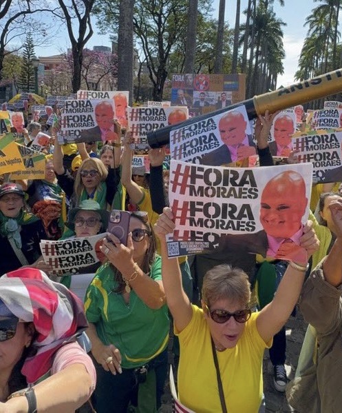 Moraes consegue acordar povo brasileiro contra prisão de Bolsonaro e decisões arbitrárias