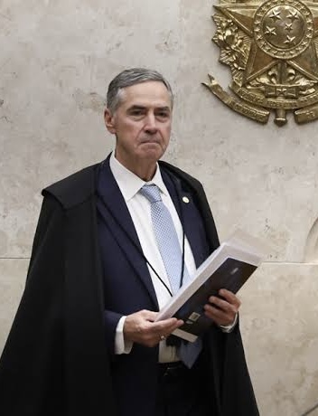 Barroso critica protestos contra o STF e silencia sobre denúncias contra Moraes