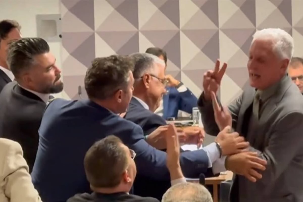 Bate-boca na CPMI do INSS: deputado do PT diz que Sóstenes Cavalcante “vai com Bolsonaro para a cadeia”