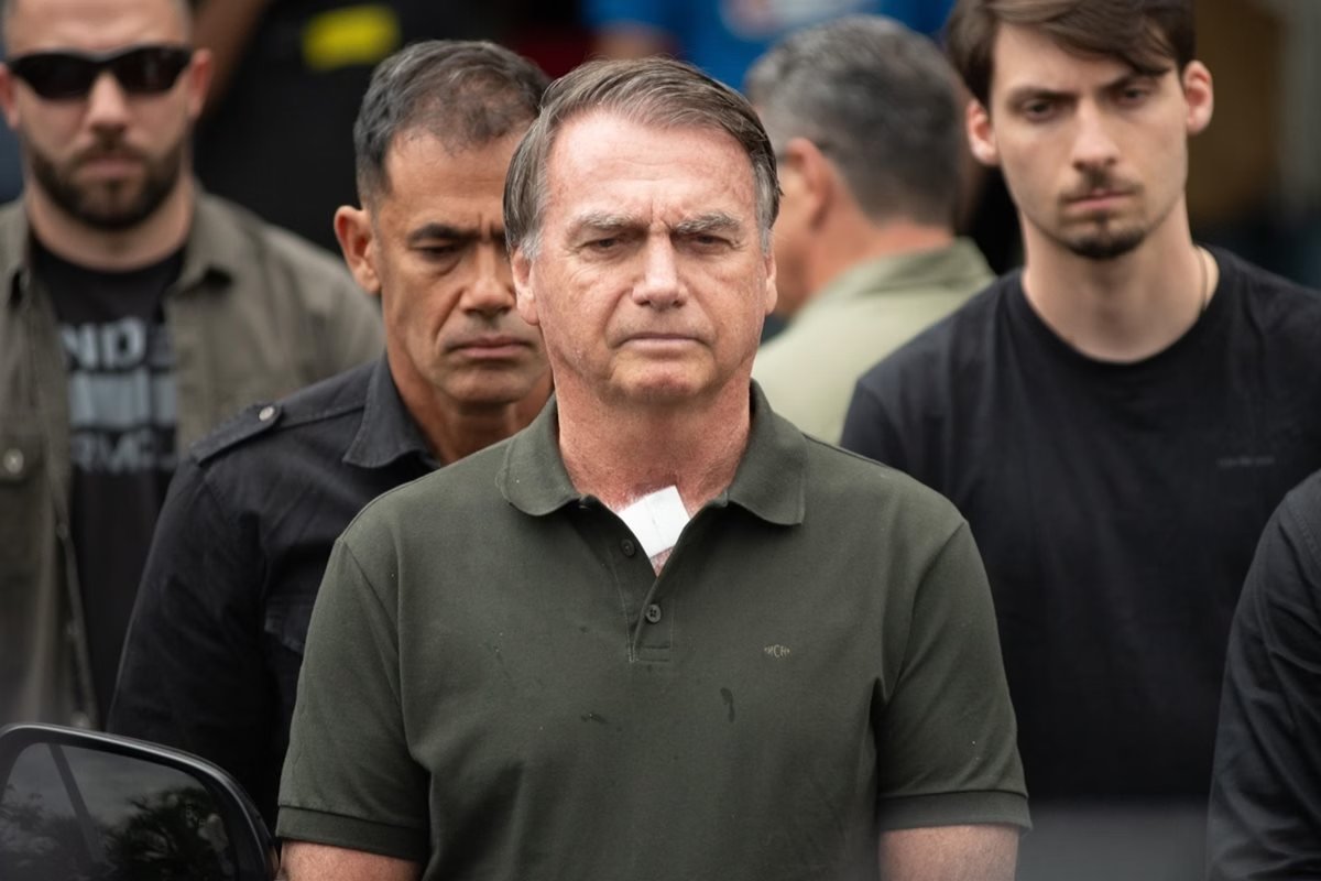 Bolsonaro tem alta hospitalar e médicos confirmam câncer
