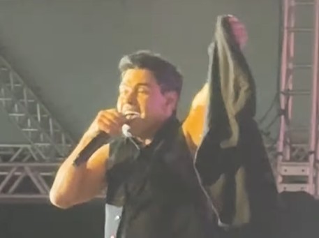 Zezé Di Camargo ergue camiseta pedindo anistia para os presos do 08 de janeiro em show
