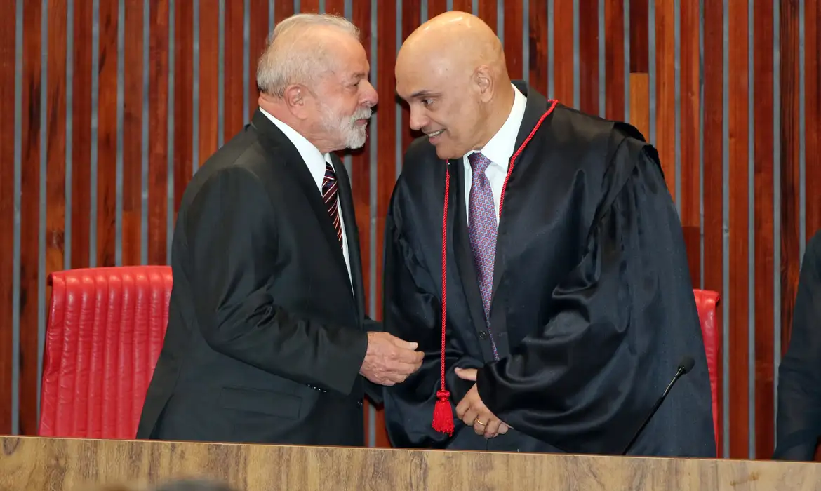 Em meio ao escândalo do Banco Master e rumores sobre prisão domiciliar de Jair Bolsonaro, Lula se reúne com Alexandre de Moraes