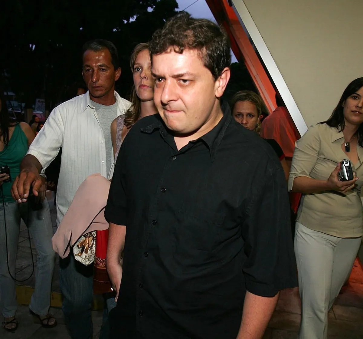 Após investigações, Lulinha foge para a Espanha, e a CPMI do INSS pede que o STF obrigue o retorno do filho do presidente